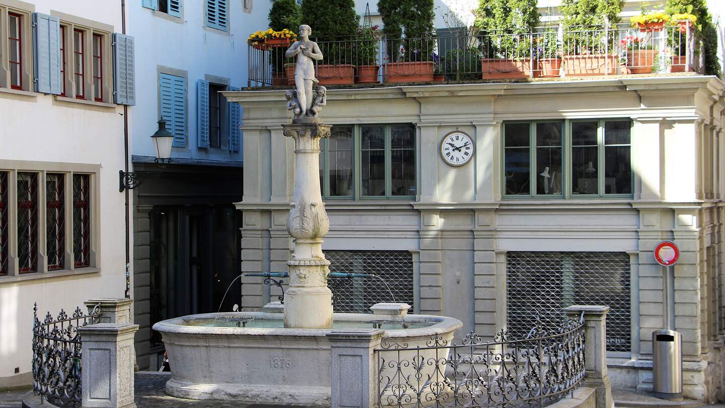 Stadtbrunnen von Lindenhof in Zuerich | ©  Gettyimages.com/sanniely