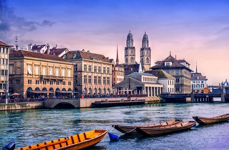 Wunderschoenes Zuercher Stadtbild. Grossmuenster mit Limmat | © Gettyimages.com/AleksandarGeorgiev