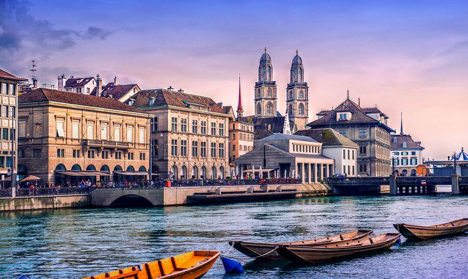Wunderschoenes Zuercher Stadtbild. Grossmuenster mit Limmat | © Gettyimages.com/AleksandarGeorgiev
