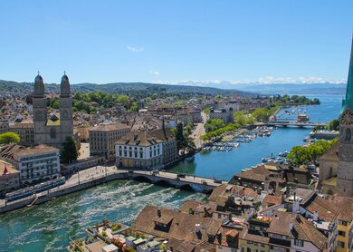 Ein Blick auf die Zuercher Innenstadt und die umliegenden Berge.  | © gettyimages.com/nzen