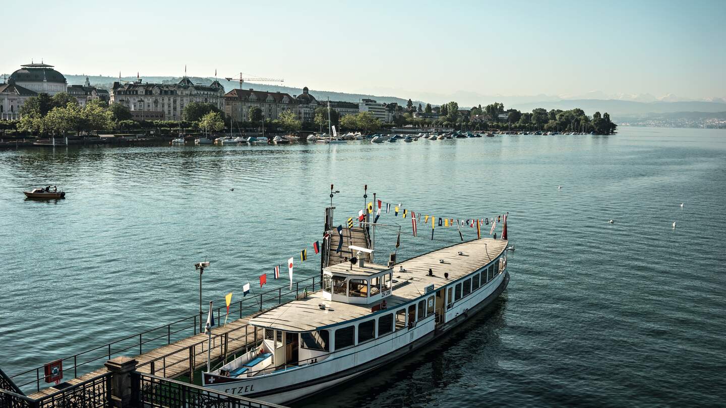 Morgenstimmung in Zürich mit Blick vom Buerckliplatz auf Schiffanlegestelle und Seefeld Quartier. | © Schweiz Tourismus/Ivo Scholz