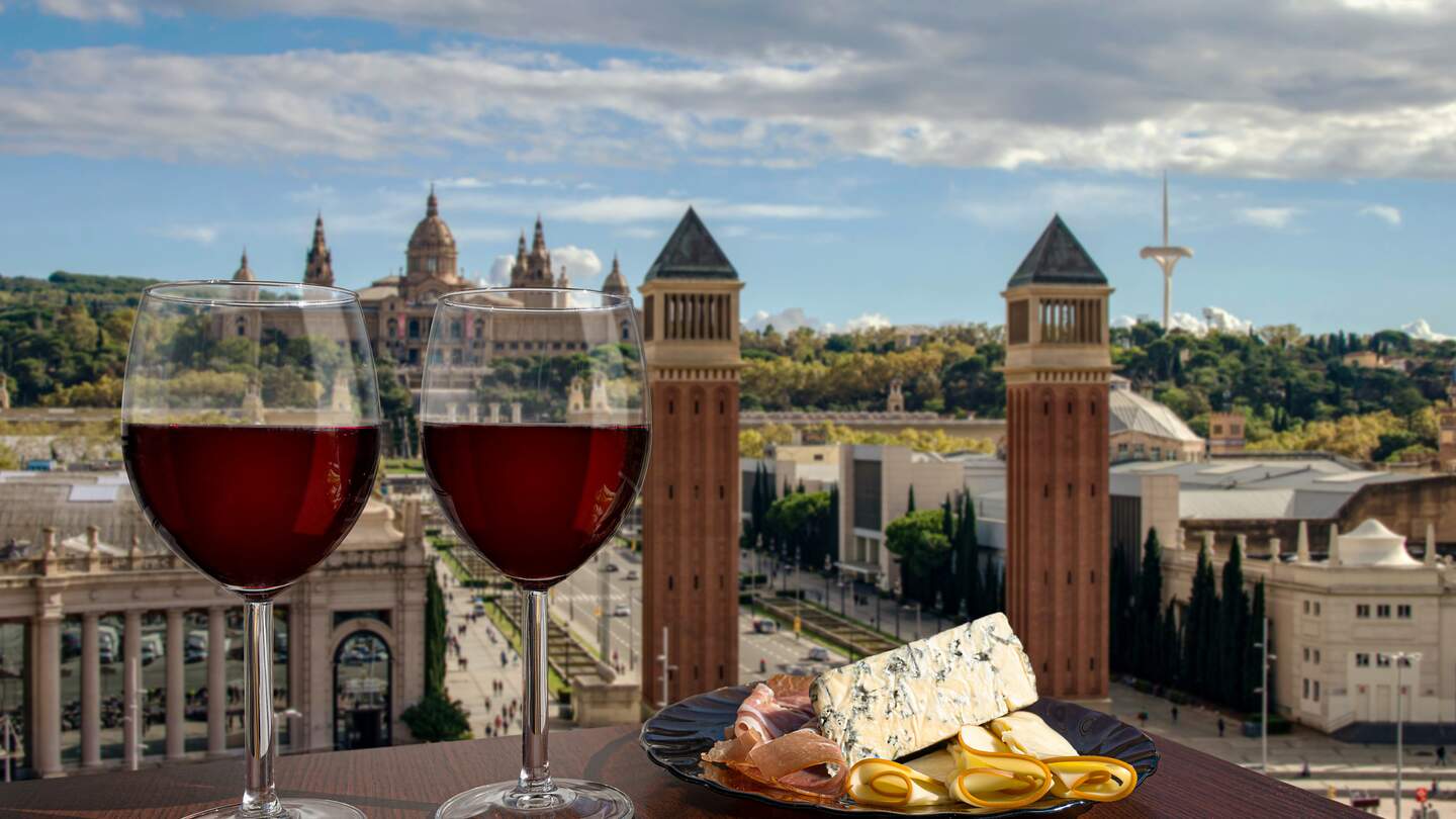 Zwei Gläder Wein mit Fleisch- und Käsesnacks gegen den Spanischen Platz in Barcelona | © Gettyimages.com/MariaVonotna