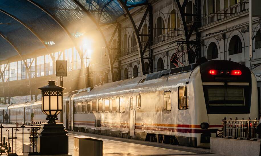 Das Innere des Bahnhofs France in Barcelona bei Sonnenaufgang mit Zügen | © Gettyimages.com/beingbonny