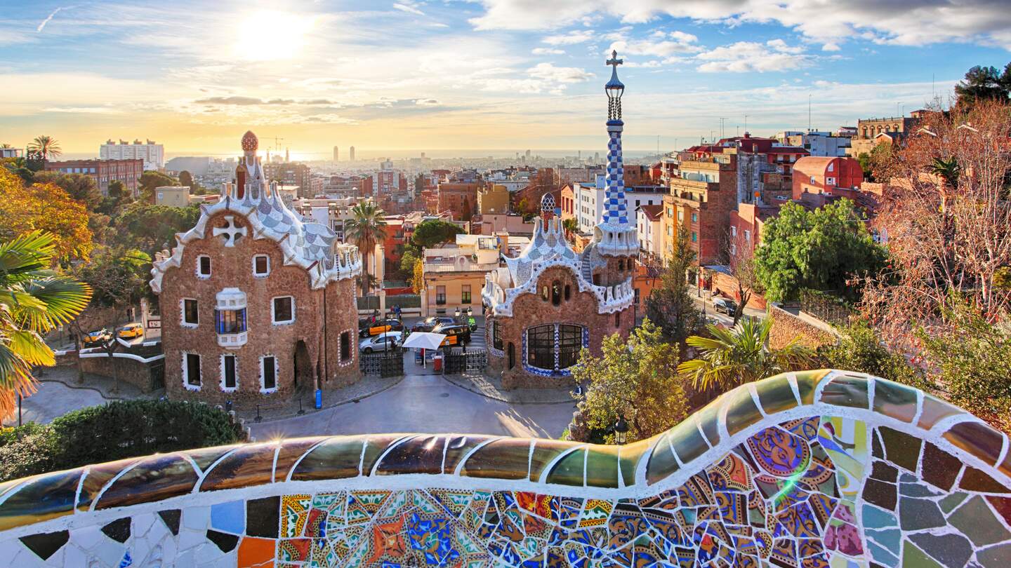 Beeindruckende Aussicht vom Park Gueell über Barcelona | © Gettyimages.com/TomasSereda