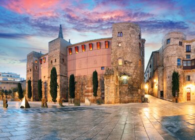 Panorama des antiken römischen Tors und Placa Nova | © Gettyimages.com/TomasSereda