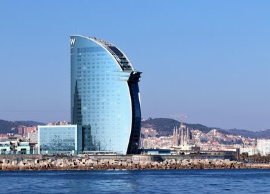 Hochhaus am Hafen von Barcelona mit Blick auf die Sagrada Familia | © Pixabay/randomwinner