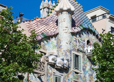 Die Fassade eines Hauses welches vom Architekten Gaudí erschaffen wurde | © pixabay