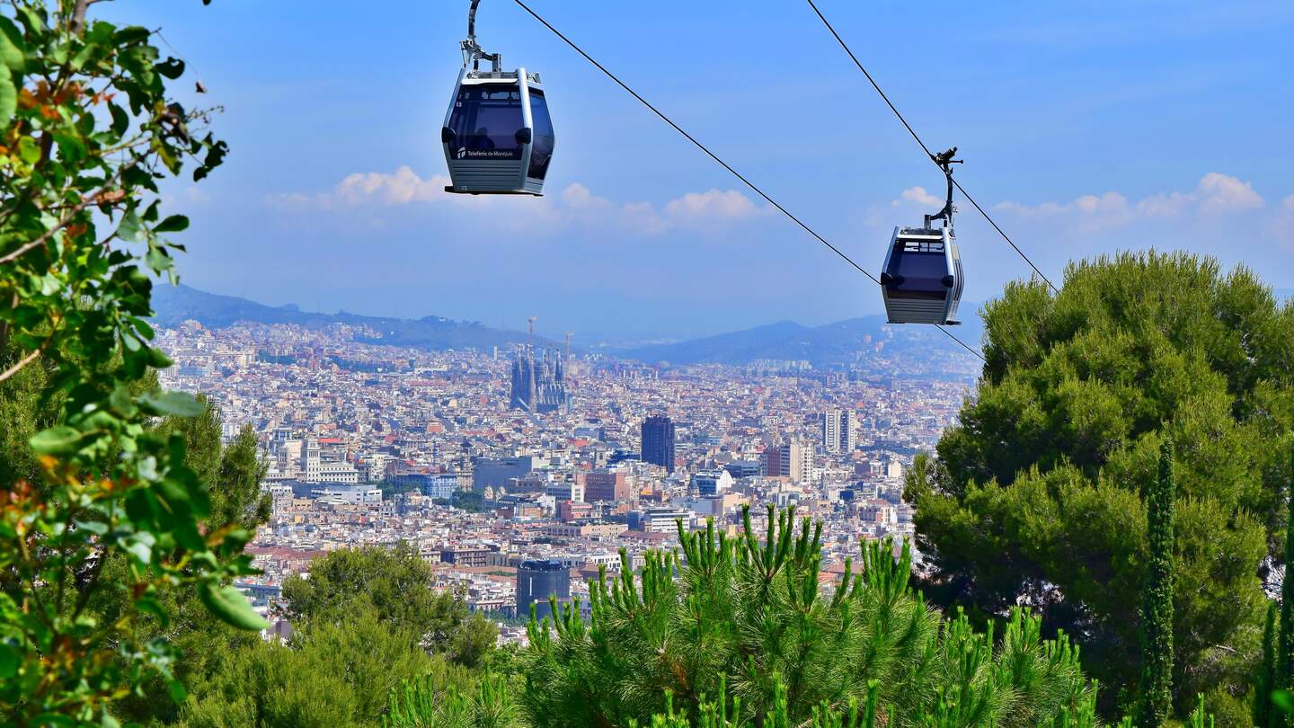 Die Seilbahn von Barcelona fährt auf den Berg Montjuic mit einer schönen Aussicht über die Stadt | © pixabay/Dreamside