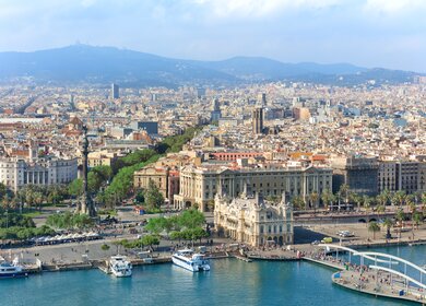 Der Hafen von Barcelona mit Blick auf die Stadt | © Gettyimages,com/lena_serditova