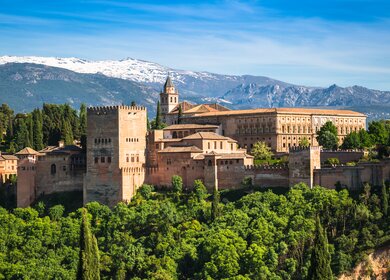 Blick auf die beruehmte Alhambra in Granada | © Gettyimages.com/Perszing1982