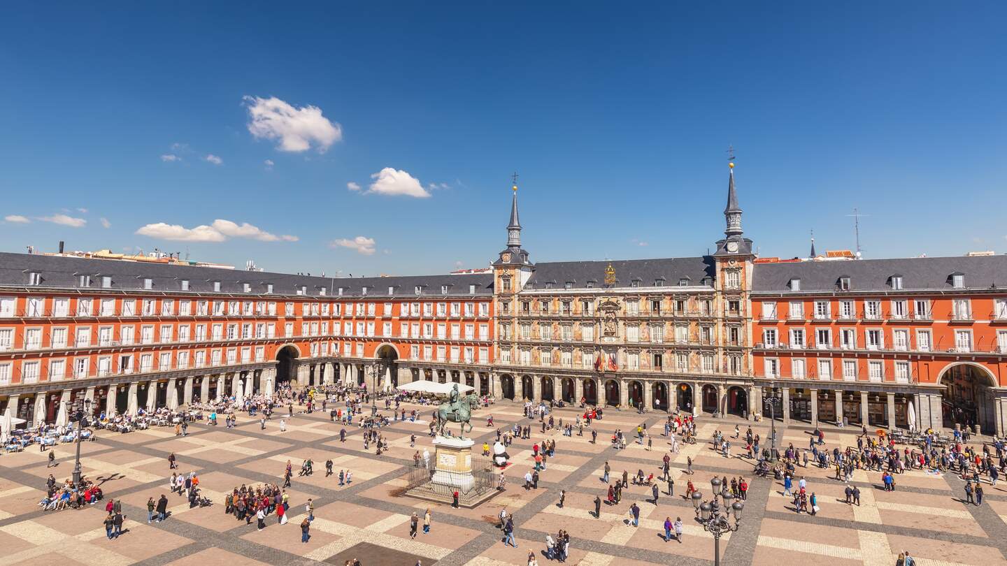Skyline der Stadt an der Plaza Mayor | © gettyimages.com/Noppasin_Wongchum