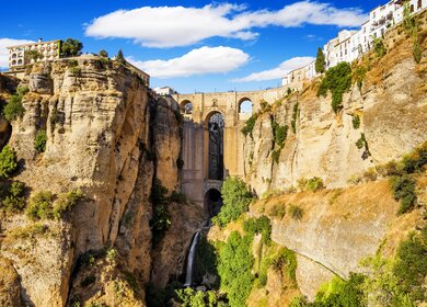 Panoramablick auf die Alstadt von Ronda, eines der weißen Dörfer in der Provinz von Malaga während einer Reise mit dem El Tren al Andalus.  | ©  Gettyimages.com/MarquesPhotography