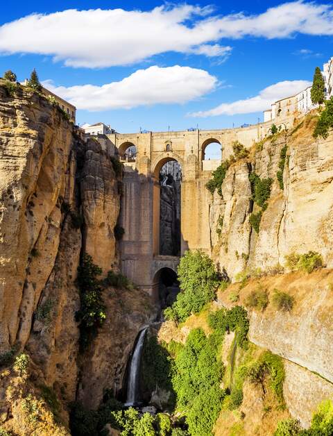 Panoramablick auf die Alstadt von Ronda, eines der weißen Dörfer in der Provinz von Malaga während einer Reise mit dem El Tren al Andalus.  | ©  Gettyimages.com/MarquesPhotography