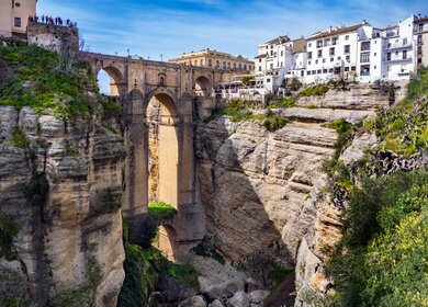 Die Puente Nuevo in Ronda, Spanien. Die Bruecke ueberspannt einen schmalen, tiefen Abgrund, der durch den Fluss Guadalevín entstanden ist, der die Stadt Ronda teilt | © Gettyimages.com/mikdam