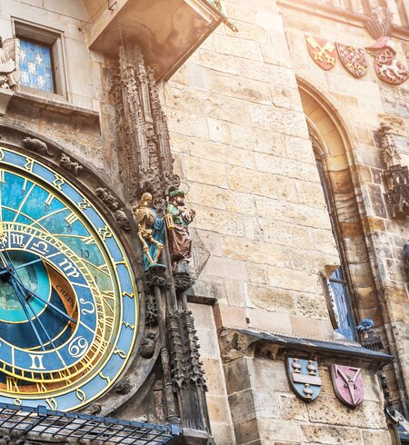 Historische, mittelalterliche, astronomische Uhr auf dem Altstaedter Ring in Prag | © Gettyimages.com/Olga_Gavrilova