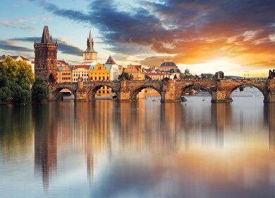 die Karlsbruecke in Prag waehrend des Sonnenuntergangs | © Gettyimages.com/TomasSereda