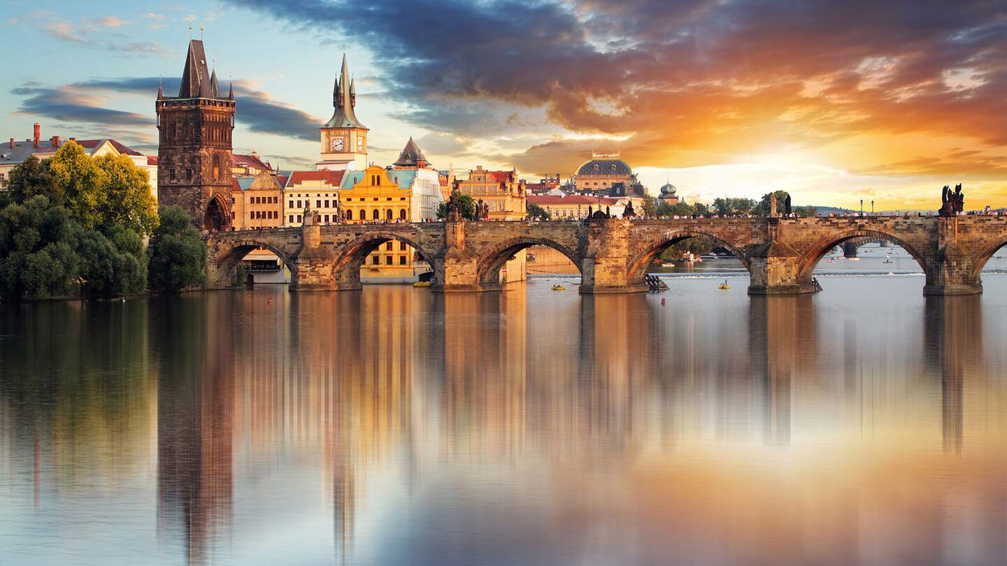die Karlsbruecke in Prag waehrend des Sonnenuntergangs | © Gettyimages.com/TomasSereda