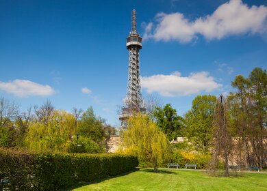 Beruehmten Turm - kleiner Eiffelturm - auf dem Petrin-Huegel in Prag. | © GettyImages.com/CaptureLight