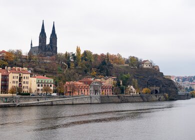 Fort Vysehrad mit der Kathedrale St. Peter und Paul in Prag | © GettyImages.com/Stefan Rotter