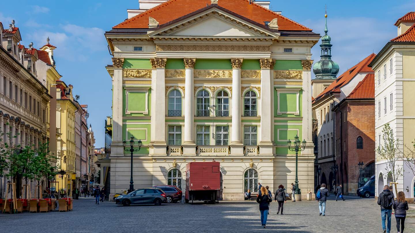Blick auf das barocke Ständetheater in der tschechischen Hauptstadt Prag im Frühling mit Passanten auf dem Platz davor | © GettyImages.com/Vladislav Zolotov