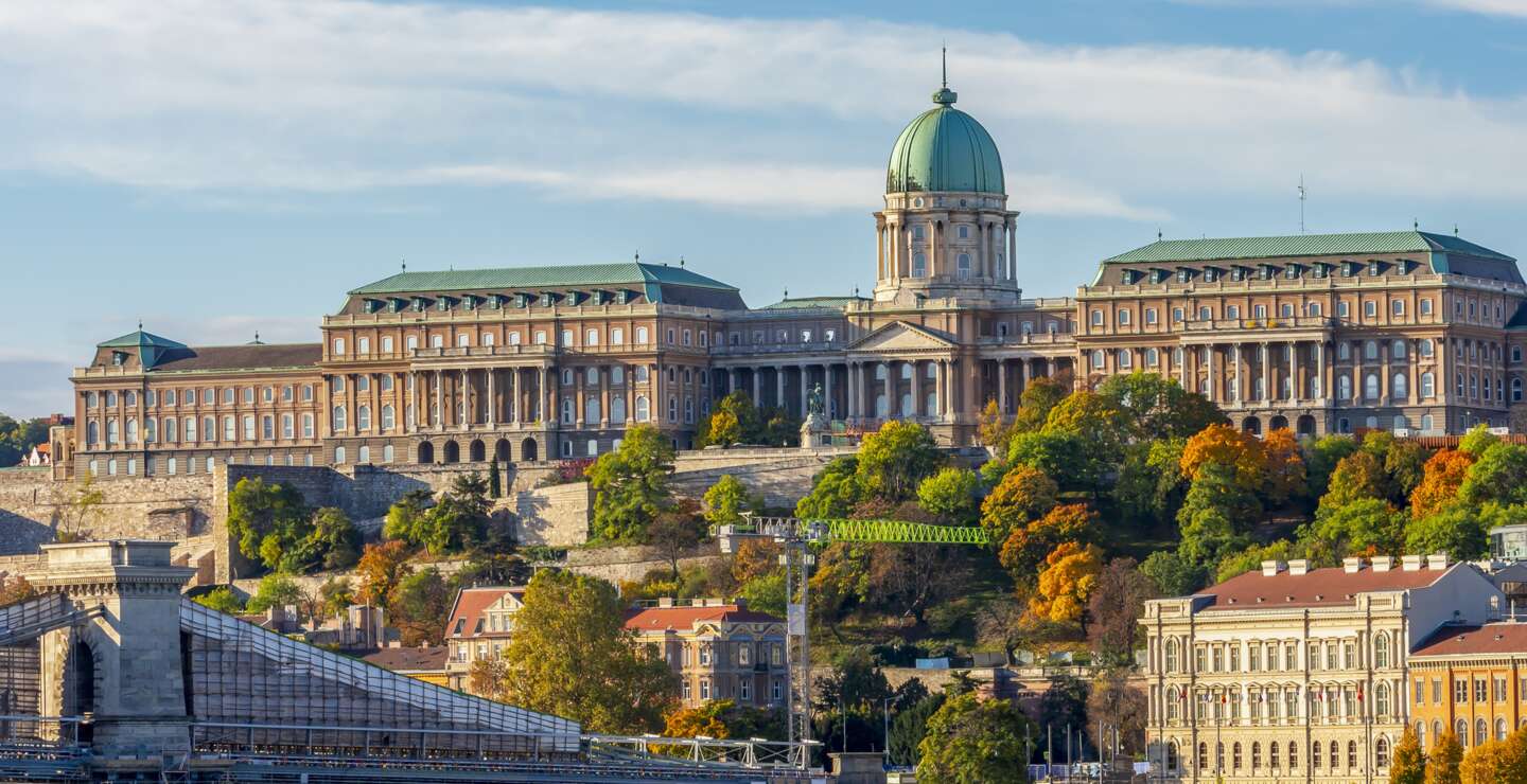 Koenigspalast von Buda ueber der Donau, Budapest, Ungarn | © Gettyimages.com/Vladislav Zolotov
