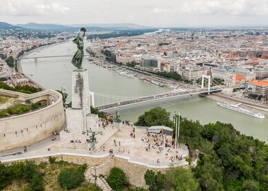 Luftaufnahme der Zitadelle und Freiheitsstatue in Budapest mit der Donau im Hintergrund | © Gettyimages.com/Medvedkov