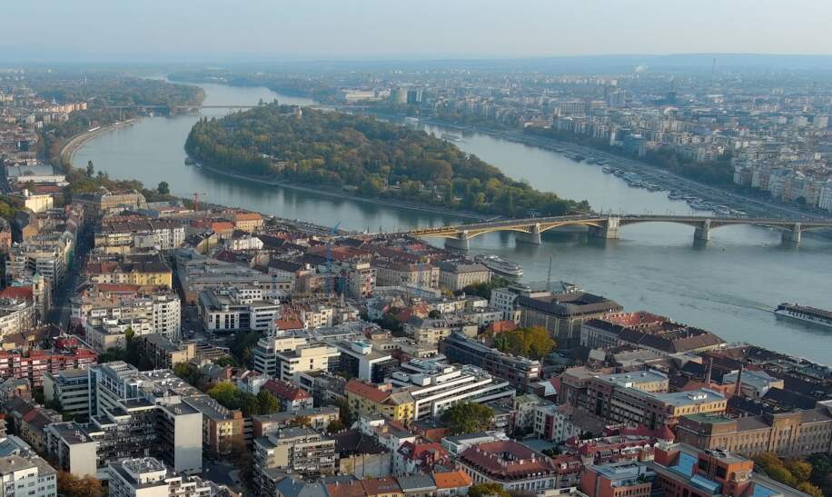 Luftaufnahme der Budapester Margareteninsel mit Margaretenbruecke ueber die Donau | © Gettyimages.com/Vunav V