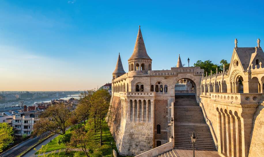 Halaszbastya - Die beruehmte Fischerbastei im Burgenviertel in Budapest, Ungarn mit Blick auf die Donau | © GettyImages.com/Noppasin Wongchum
