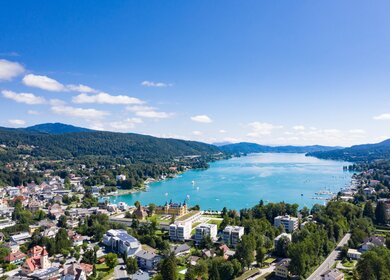 Velden Dorfblick am wunderschoenen Woerthersee in Kärnten, Oesterreich. | © Gettyimages.com/mdworschak