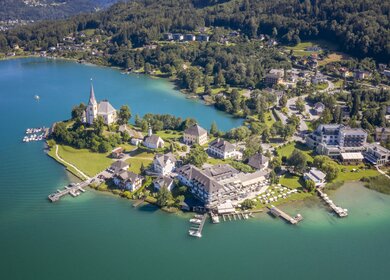 Maria Woerth ist eine Gemeinde mit Einwohnern (Stand ) im Bezirk Klagenfurt-Land in Kaernten. Das Zentrum des Kurortes liegt auf einer Halbinsel am Suedufer des Woerthersees. Im Osten grenzt das Gemeindegebiet an die Kaerntner Landeshauptstadt Klagenfurt. Luftbild.  | © Gettyimages.com/4fr