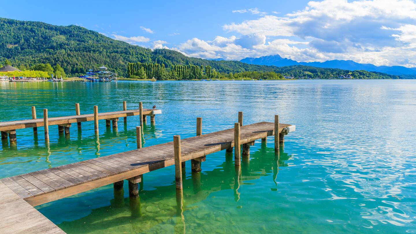 Holzsteg zum Festmachen von Booten auf See Woerthersee an schoenen Sommertag, Oesterreich | © Gettyimages.com/pkazmierczak