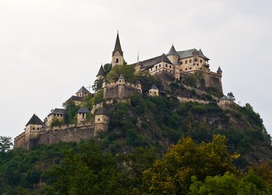 Die alte mittelalterliche Burg Hochosterwitz in Kärnten/Oesterreich. Das Schloss gehoert zu den Wahrzeichen Kaerntens. | © Gettyimages.com/rhombur
