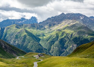 Schoene Aufnahme der Grossglockner Hochalpenstrasse in Kaernten | © Gettyimages.com/wirestock