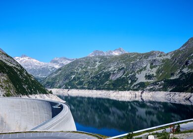 Die Koelnbreinsperre und ein See zwischen den Alpen | © Gettyimages.com/phillippedinger