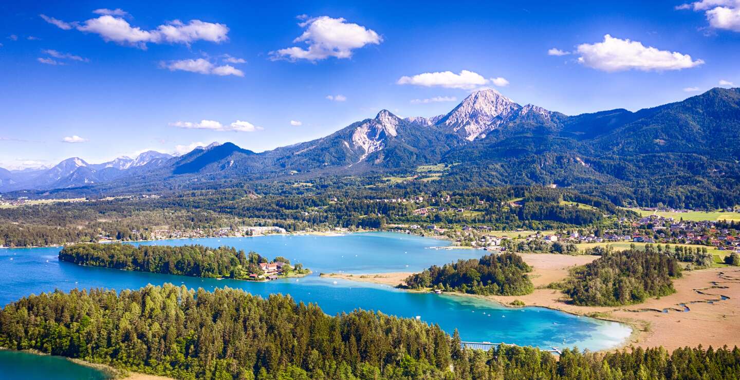 Faaker See in Kaernten. Blick aus der Luft auf den schönen Faakersee und den Mittagskogel im Sueden Oesterreichs. | © Gettyimages.com/mdworschak