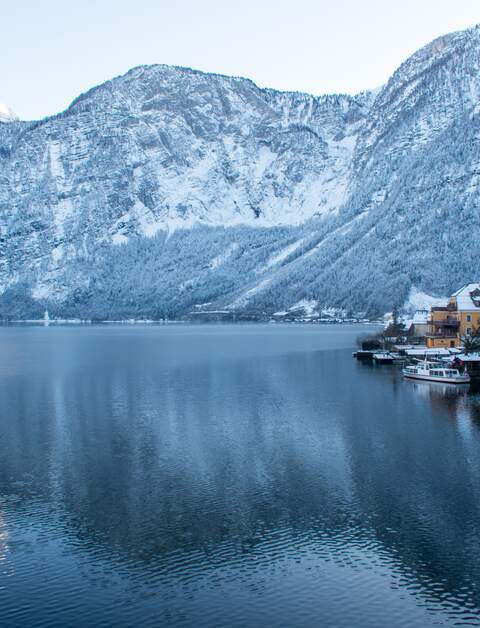 Schoene Berglandschaft, See und Berg gegen blauen Himmel. St. Wolfgang im Salzkammergut in Oesterreich | © Gettyimages.com/maciejgrabowicz