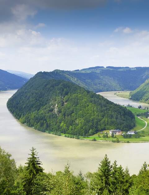 kurve an der Donau (Schloegener Schlinge) Oberoesterreich mit dunkelen Wolken | © Gettyimages.com/leonsbox