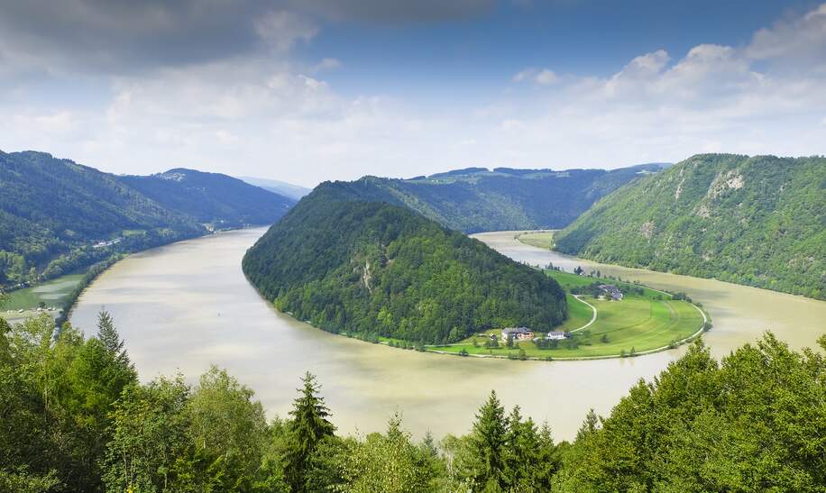 kurve an der Donau (Schloegener Schlinge) Oberoesterreich mit dunkelen Wolken | © Gettyimages.com/leonsbox