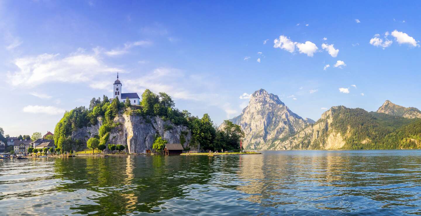 Im Vordergrund ist der See, doch im Zentrum steht die Kapelle auf dem Berg | © Gettyimages.com/dietermeyrl