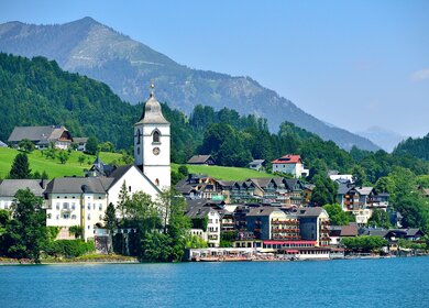 Salzburger Stadtbild und Wolfgangsee am sonnigen Tag | © gettyimages.com/zorazhuang