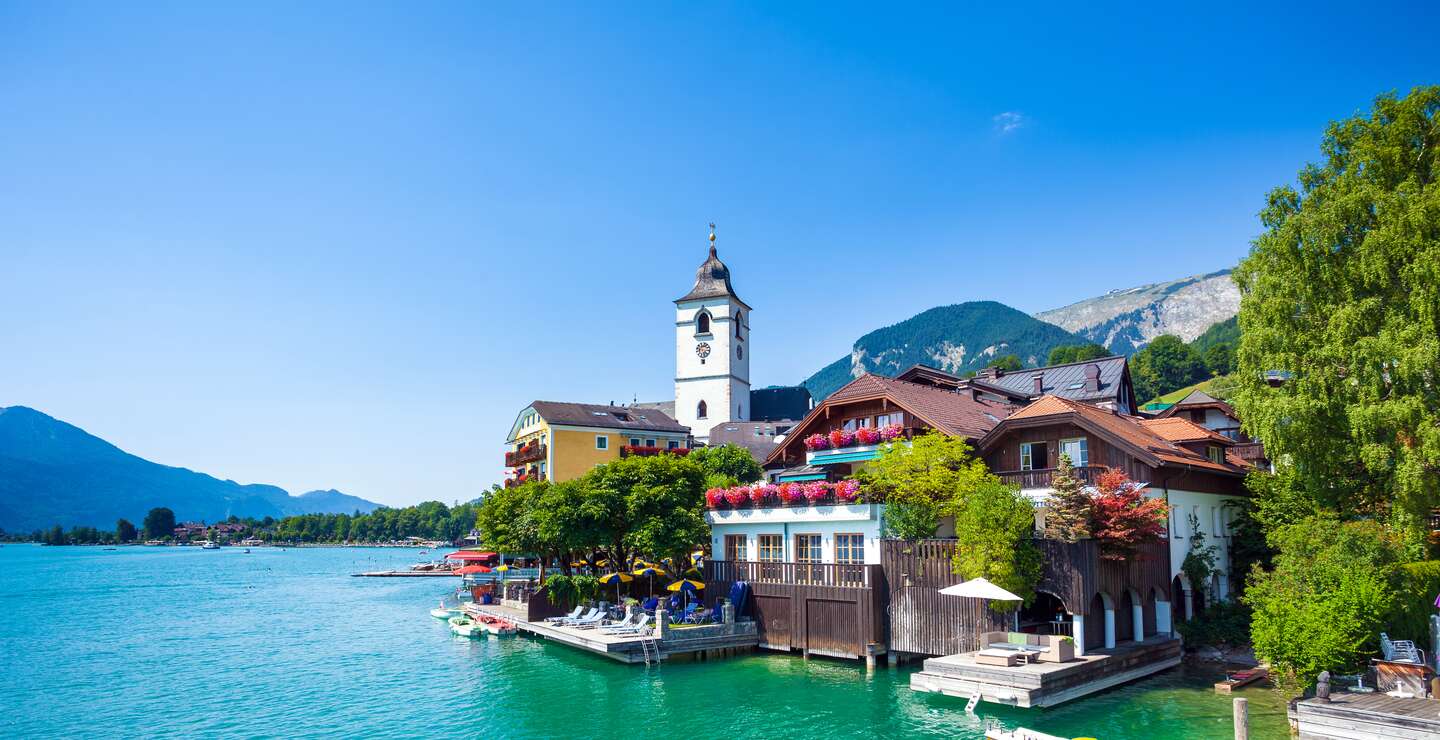 Wolfgangsee mit Gebaeuden rechts | © Gettyimages.com/achiartistul