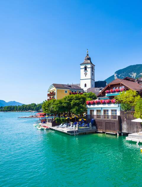 Wolfgangsee mit Gebaeuden rechts | © Gettyimages.com/achiartistul