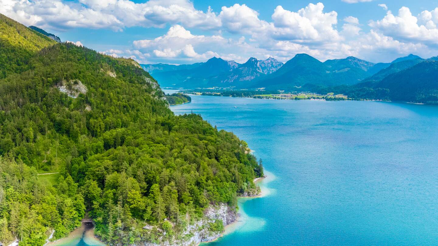 Wolfgangsee, Oesterreich, im Sommer, das Wasser ist Tuerkisfarbend | © Gettyimages.com/naturenow