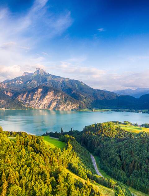 Luftaufnahme des wunderschoenen Mondsees und des Schafbergs im Salzkammergut im Sommer. Oesterreich, Europa. | © Gettyimages.com/mdworschak