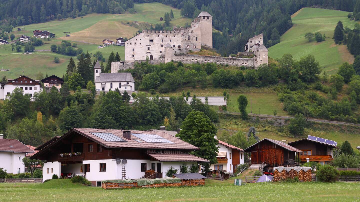 Tirol, Oesterreich. Schloss Heinfels im Pustertal. | © Gettyimages.com/tunpungato