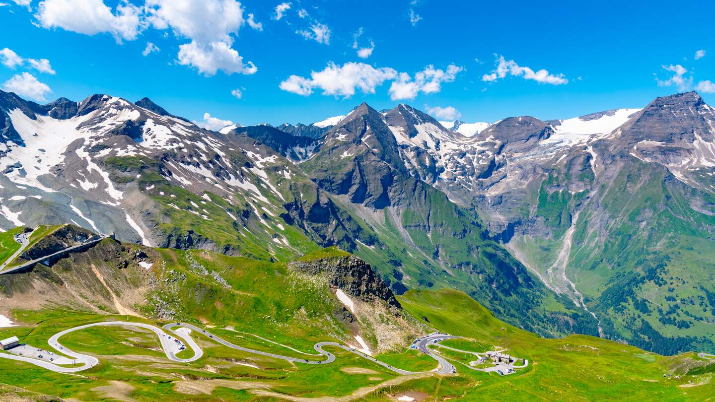 Serpentinenfoermige Asphaltstrasse in den Bergen. Kurvenreiche Grossglockner-Hochalpenstrasse in den Hohen Tauern, Oesterreich. | © Gettyimages.com/PytyCzech