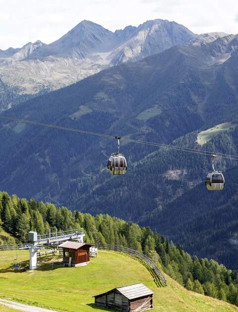 Gondelbahn am Turnthaler mit der Lienzer Dolomiten im Hintergrund | © Gettyimages.com/Ibrix