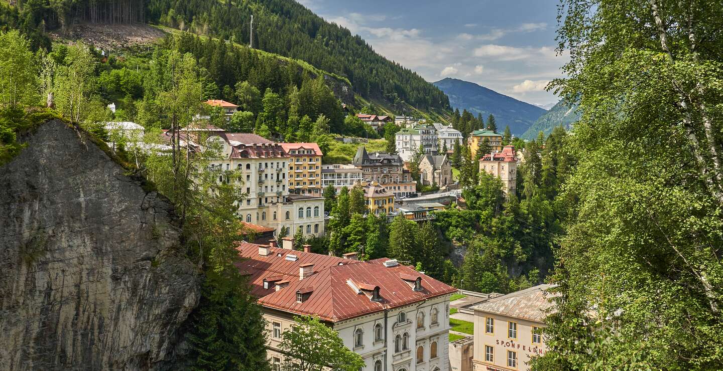Panorama von Bad Gastein, dem Wolkenkratzerdorf im Salzburger Land an einem Sommertag | © Gettyimages.com/Dirschl