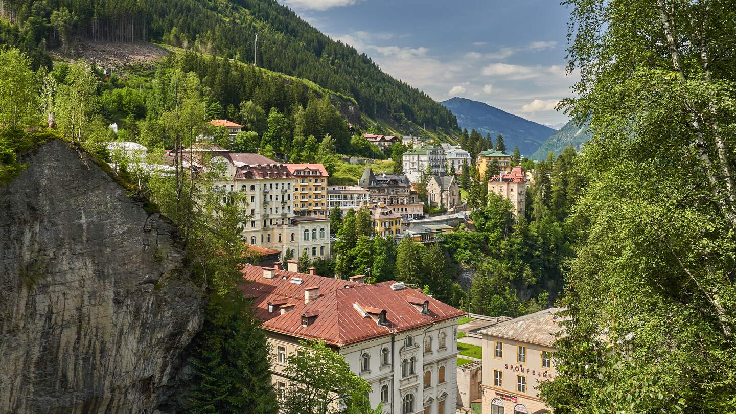 Panorama von Bad Gastein, dem Wolkenkratzerdorf im Salzburger Land an einem Sommertag | © Gettyimages.com/Dirschl