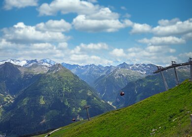 Seilbahn auf dem Stubnerkogel in Bad Gastein Oesterreich | © gettyimages.com/GoceRisteski